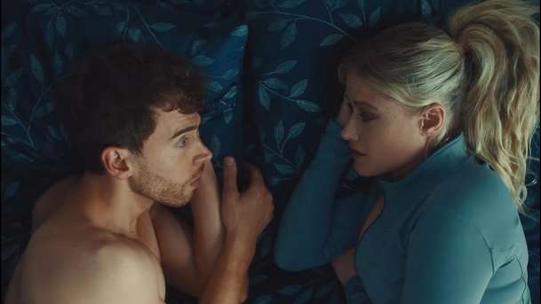 Šahej na mě: Mimozemšťan z bláznivé sci-fi komedie laská lidi svým chapadélkem | Fandíme filmu