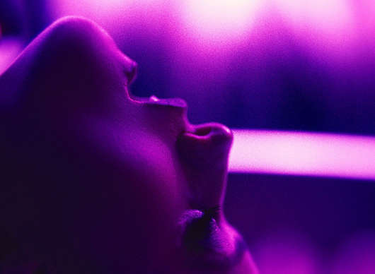 Šahej na mě: Mimozemšťan z bláznivé sci-fi komedie laská lidi svým chapadélkem | Fandíme filmu