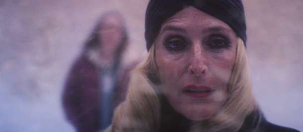 Teenage Sex and Death at Camp Miasma: Gillian Anderson jako svůdná královna hororu | Fandíme filmu