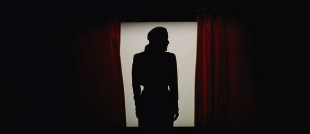 Teenage Sex and Death at Camp Miasma: Gillian Anderson jako svůdná královna hororu | Fandíme filmu