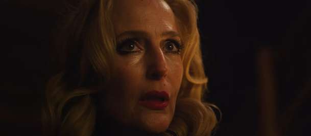 Teenage Sex and Death at Camp Miasma: Gillian Anderson jako svůdná královna hororu | Fandíme filmu