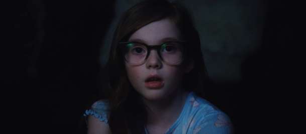 Teenage Sex and Death at Camp Miasma: Gillian Anderson jako svůdná královna hororu | Fandíme filmu