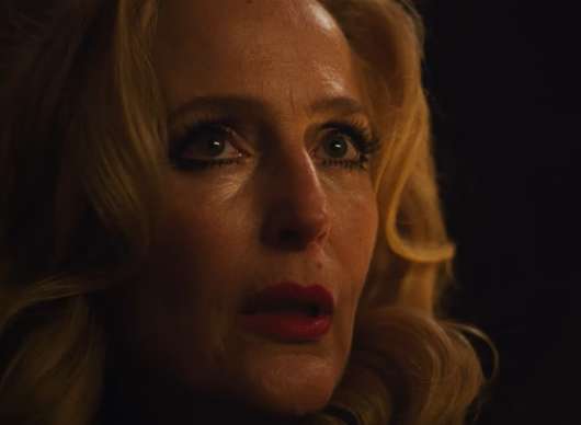 Teenage Sex and Death at Camp Miasma: Gillian Anderson jako svůdná královna hororu | Fandíme filmu