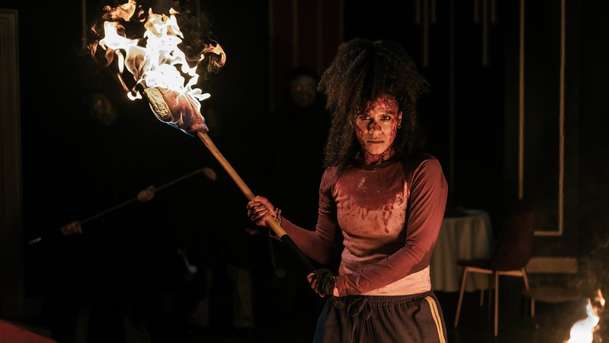 Najdou si tě: Lahůdkově akční upoutávka láká do kin na gejzír černého humoru | Fandíme filmu