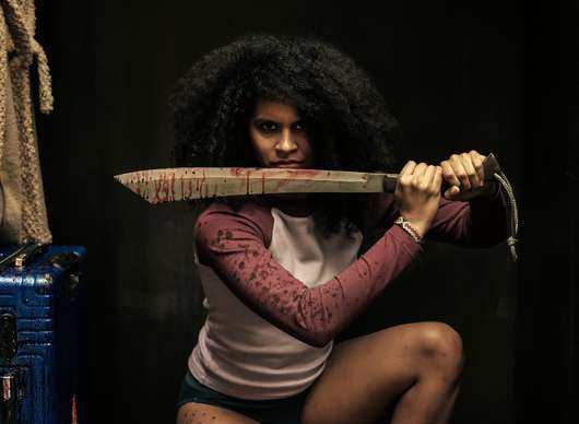 Najdou si tě: Lahůdkově akční upoutávka láká do kin na gejzír černého humoru | Fandíme filmu