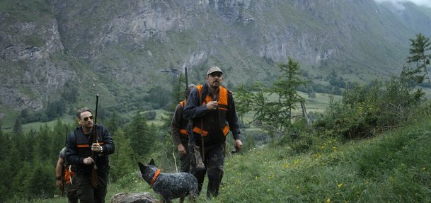 Lov: Právě dorazil drsný nový seriál, kde se do sebe pustí dvě skupiny lovců | Fandíme serialům
