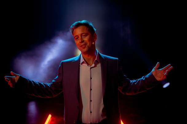 Ovce žerou první: Nová česká komedie si utahuje z motivačních koučů | Fandíme filmu