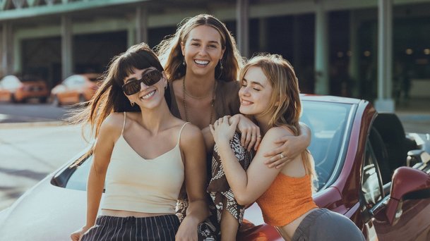 Té noci: Netflix zapletl trojici mladých žen do vraždy v Karibiku | Fandíme serialům