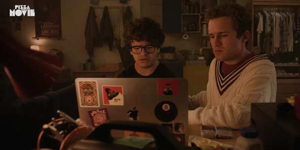 Pizza Movie: Gaten Matarazzo se brutálně zduní v nové bláznivé komedii | Fandíme filmu