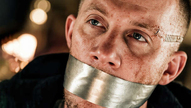 He Bled Neon: Na hrdinu drsného thrilleru čeká pouze bolest | Fandíme filmu