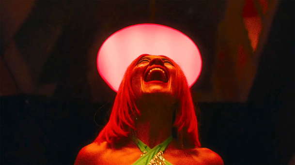 He Bled Neon: Na hrdinu drsného thrilleru čeká pouze bolest | Fandíme filmu