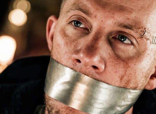 He Bled Neon: Na hrdinu drsného thrilleru čeká pouze bolest | Fandíme filmu