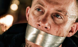 He Bled Neon: Na hrdinu drsného thrilleru čeká pouze bolest | Fandíme filmu