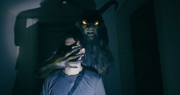 Do Not Enter: Partu influencerů čeká v opuštěném hotelu noc hrůzy | Fandíme filmu