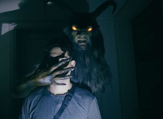 Do Not Enter: Partu influencerů čeká v opuštěném hotelu noc hrůzy | Fandíme filmu