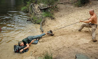 Apex: Charlize Theron bojuje o život, trailer srší energií | Fandíme filmu
