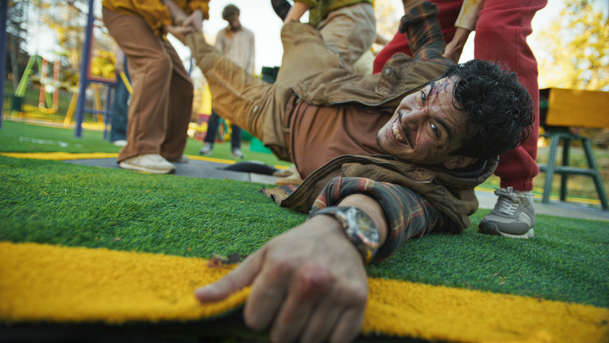 Hive: Zlo na hřišti udělá v novém hororu z dětiček smrtící bestie | Fandíme filmu