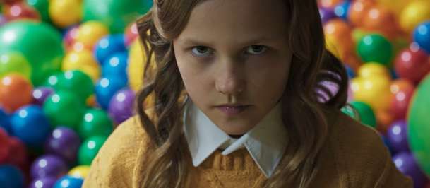 Hive: Zlo na hřišti udělá v novém hororu z dětiček smrtící bestie | Fandíme filmu