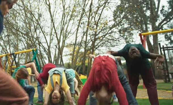 Hive: Zlo na hřišti udělá v novém hororu z dětiček smrtící bestie | Fandíme filmu