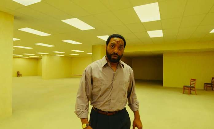 Backrooms: Nechutně znepokojivý horor v novém traileru leze pod kůži | Fandíme filmu