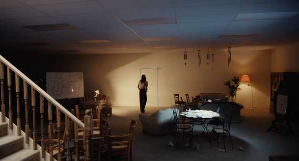 Backrooms: Nechutně znepokojivý horor v novém traileru leze pod kůži | Fandíme filmu