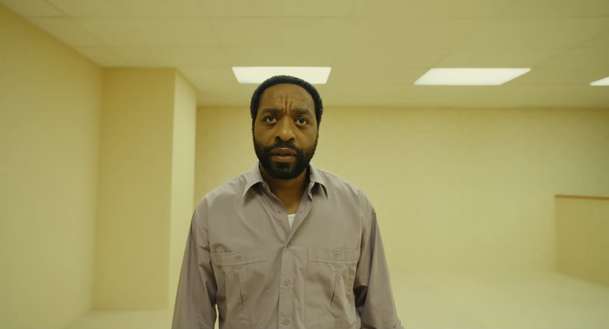 Backrooms: Nechutně znepokojivý horor v novém traileru leze pod kůži | Fandíme filmu