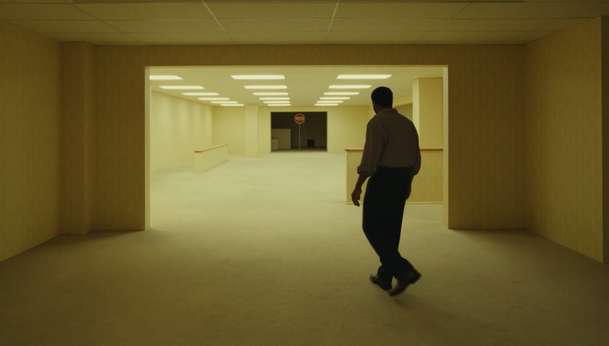 Backrooms: Nechutně znepokojivý horor v novém traileru leze pod kůži | Fandíme filmu