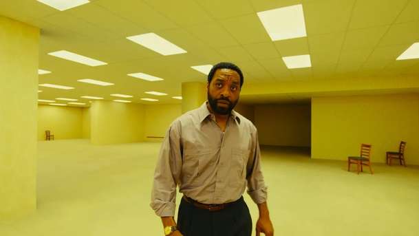 Backrooms: Nechutně znepokojivý horor v novém traileru leze pod kůži | Fandíme filmu