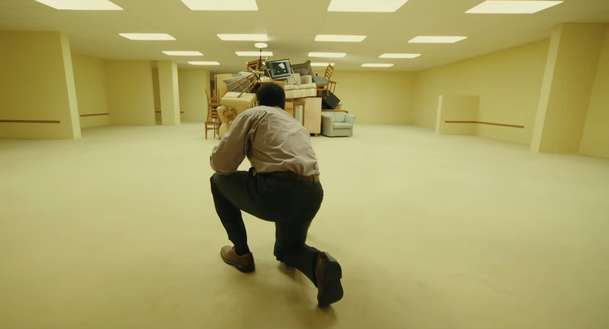 Backrooms: Nechutně znepokojivý horor v novém traileru leze pod kůži | Fandíme filmu