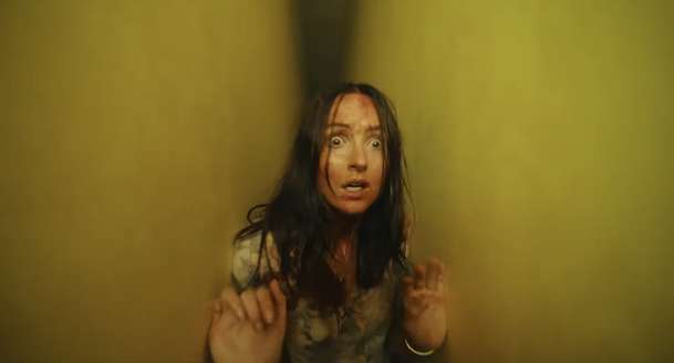 Backrooms: Nechutně znepokojivý horor v novém traileru leze pod kůži | Fandíme filmu