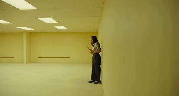 Backrooms: Nechutně znepokojivý horor v novém traileru leze pod kůži | Fandíme filmu