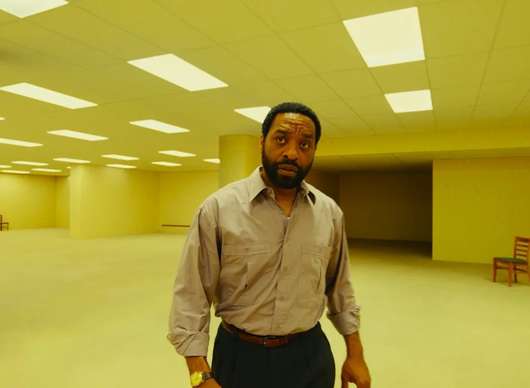 Backrooms: Nechutně znepokojivý horor v novém traileru leze pod kůži | Fandíme filmu