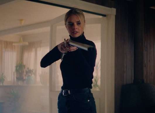 Over Your Dead Body: Černočernou komedii táhne podle recenzí ústřední duo | Fandíme filmu