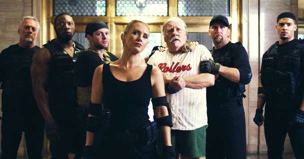 Straight Shot: Dolph Lundgren v oldschoolové střílečce kosí nepřátele v mrakodrapu | Fandíme filmu