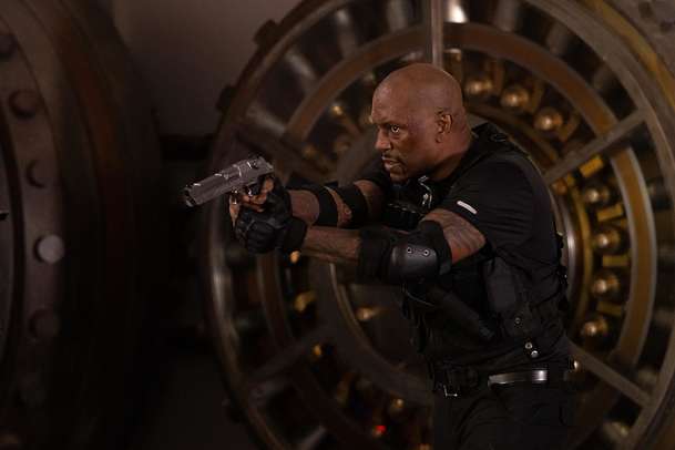 Straight Shot: Dolph Lundgren v oldschoolové střílečce kosí nepřátele v mrakodrapu | Fandíme filmu