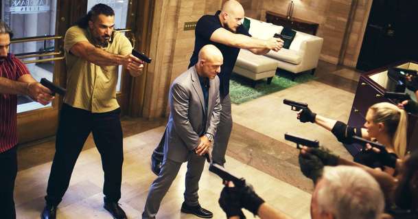 Straight Shot: Dolph Lundgren v oldschoolové střílečce kosí nepřátele v mrakodrapu | Fandíme filmu