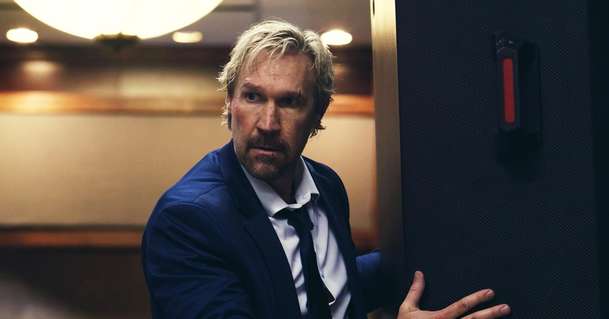 Straight Shot: Dolph Lundgren v oldschoolové střílečce kosí nepřátele v mrakodrapu | Fandíme filmu