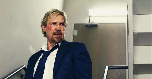 Straight Shot: Dolph Lundgren v oldschoolové střílečce kosí nepřátele v mrakodrapu | Fandíme filmu