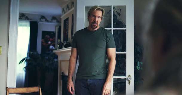 Straight Shot: Dolph Lundgren v oldschoolové střílečce kosí nepřátele v mrakodrapu | Fandíme filmu