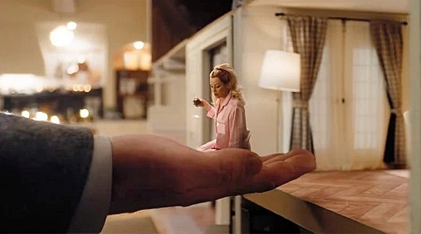 The Miniature Wife: V nové komedii manžel omylem zmenší Elizabeth Banks | Fandíme serialům