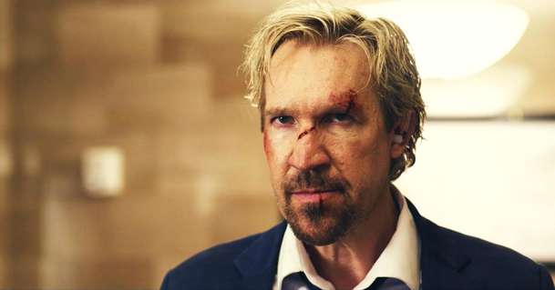 Straight Shot: Dolph Lundgren v oldschoolové střílečce kosí nepřátele v mrakodrapu | Fandíme filmu