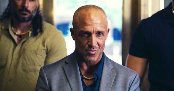 Straight Shot: Dolph Lundgren v oldschoolové střílečce kosí nepřátele v mrakodrapu | Fandíme filmu