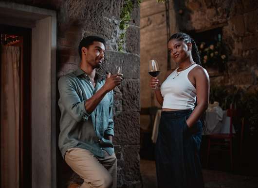 You, Me & Tuscany: Malá mořská víla a milovník z Bridgertonových v nové romanci | Fandíme filmu