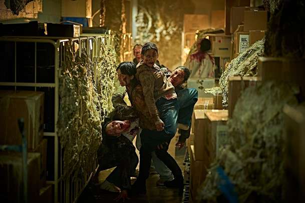 Colony: Zombíci se vyvinuli, v novém hororu tvoří dokonalé jednotky na smrt | Fandíme filmu