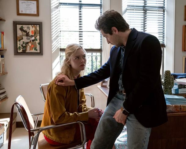 Margo má problém vyjít: Elle Fanning se v novém seriálu živí fotkami pro O.F. | Fandíme serialům