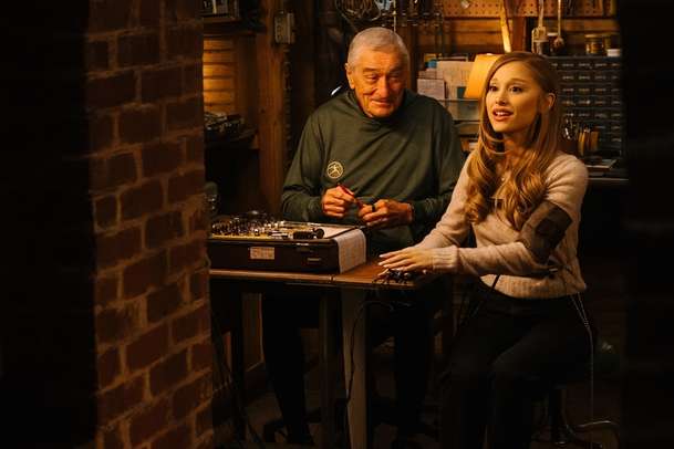 Všichni fotři jsou lotři: Ariana Grande vstoupí do rodiny Fockerových, je tu trailer | Fandíme filmu