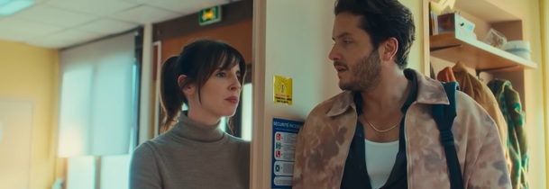 Propadání: V nové komedii od Netflixu zločinec v utajení učí školáky | Fandíme serialům