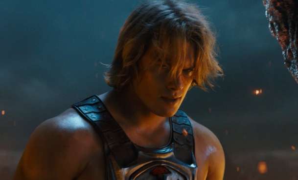 Vládci vesmíru se v novém traileru ohromně snaží, aby vypadali tuctově | Fandíme filmu