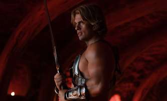 Vládci vesmíru se v novém traileru ohromně snaží, aby vypadali tuctově | Fandíme filmu