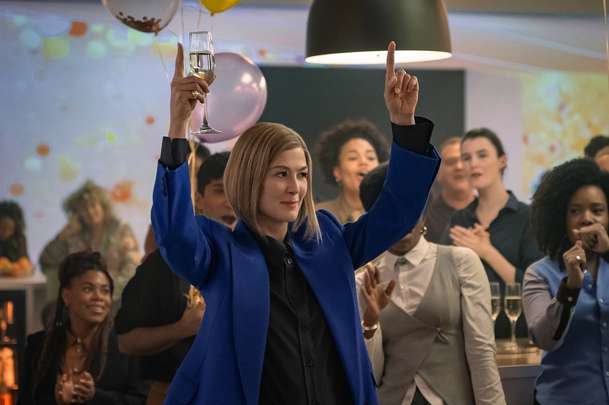 Dámy mají přednost: V nové komedii se šovinista probudí ve světě, kde vládnou ženy | Fandíme filmu